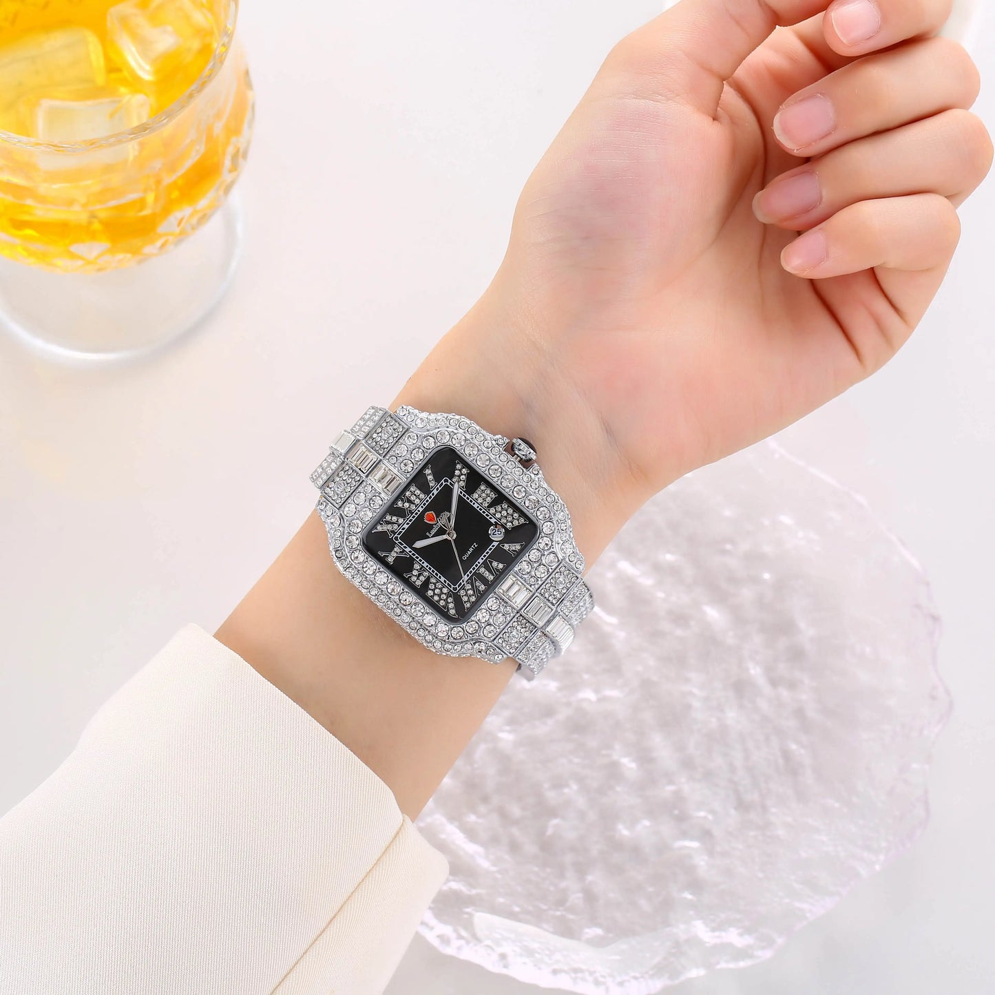 New Luxury Quartz Waterproof Quartz Watch for Men and Women with Water Diamonds embellished on Men's and Women's Clocks