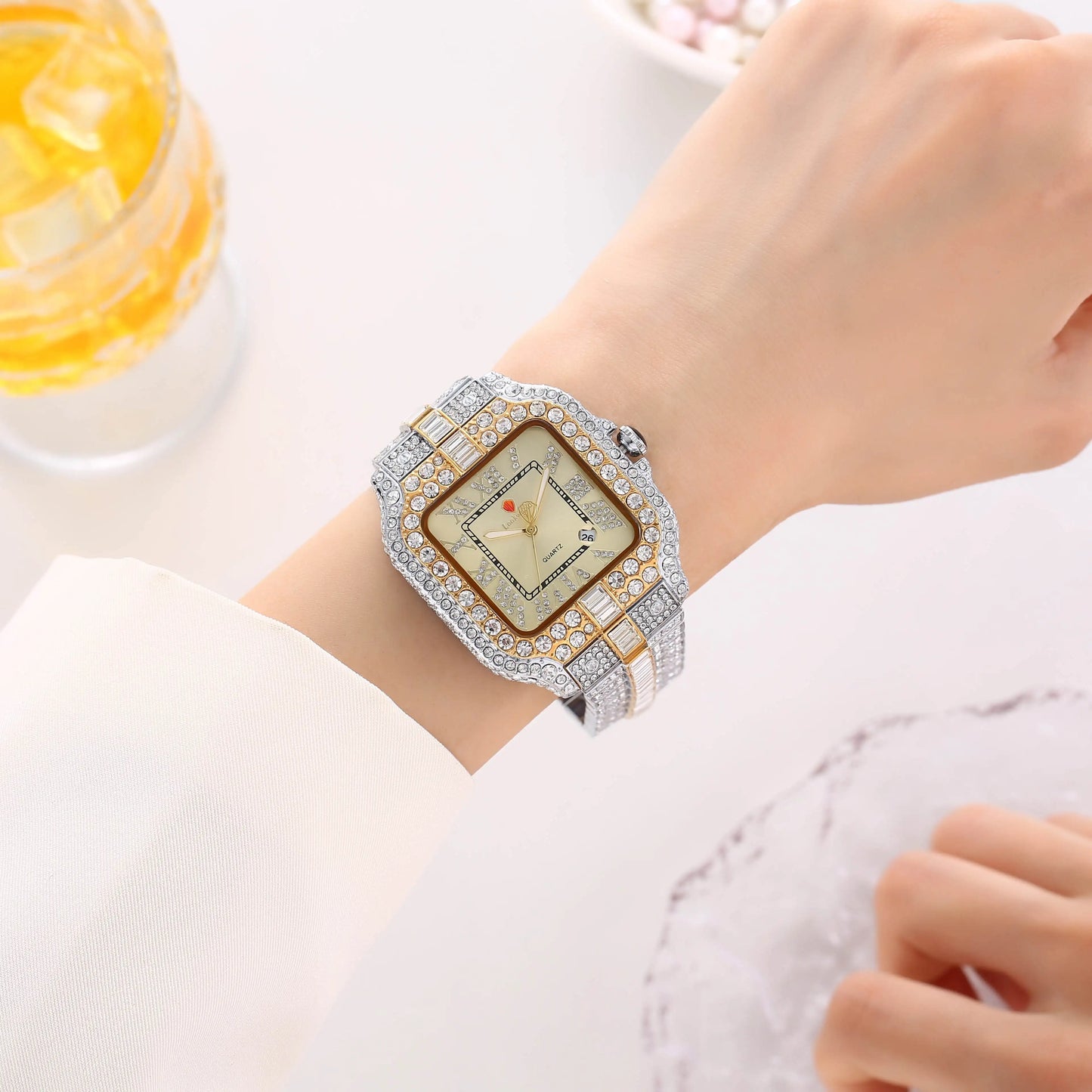 New Luxury Quartz Waterproof Quartz Watch for Men and Women with Water Diamonds embellished on Men's and Women's Clocks